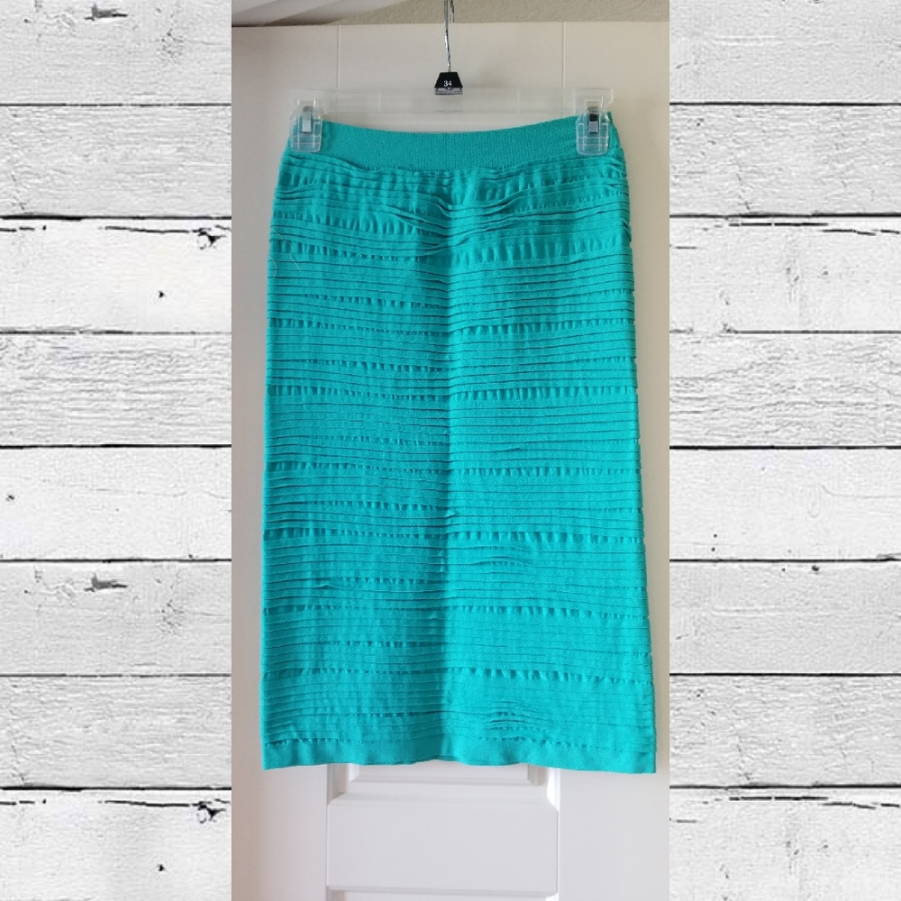 3/$25 🌟 Boutique teal stretchy skirt